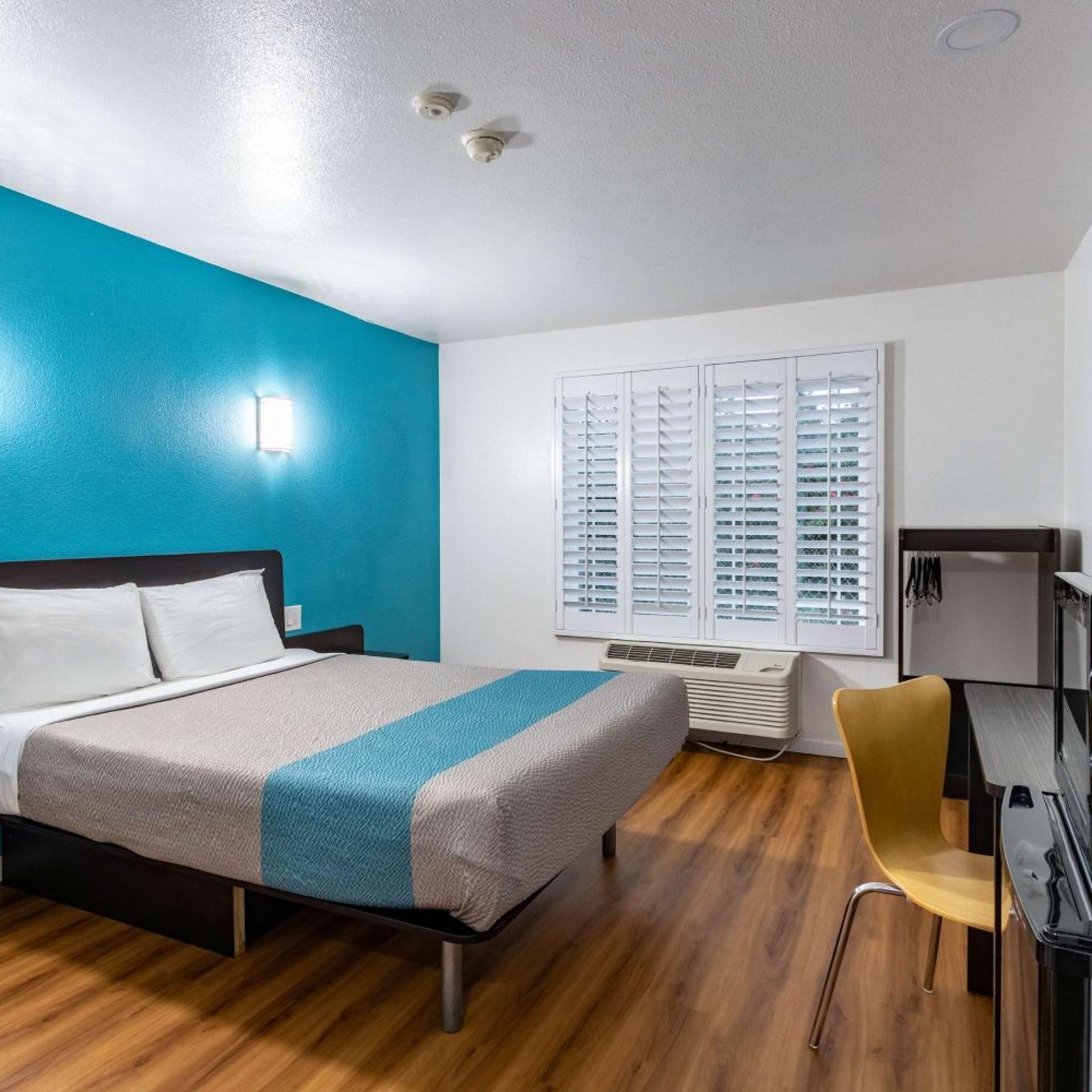 1 Queen Bed - ADA/Tub/Micfridge, Non-Smoking
