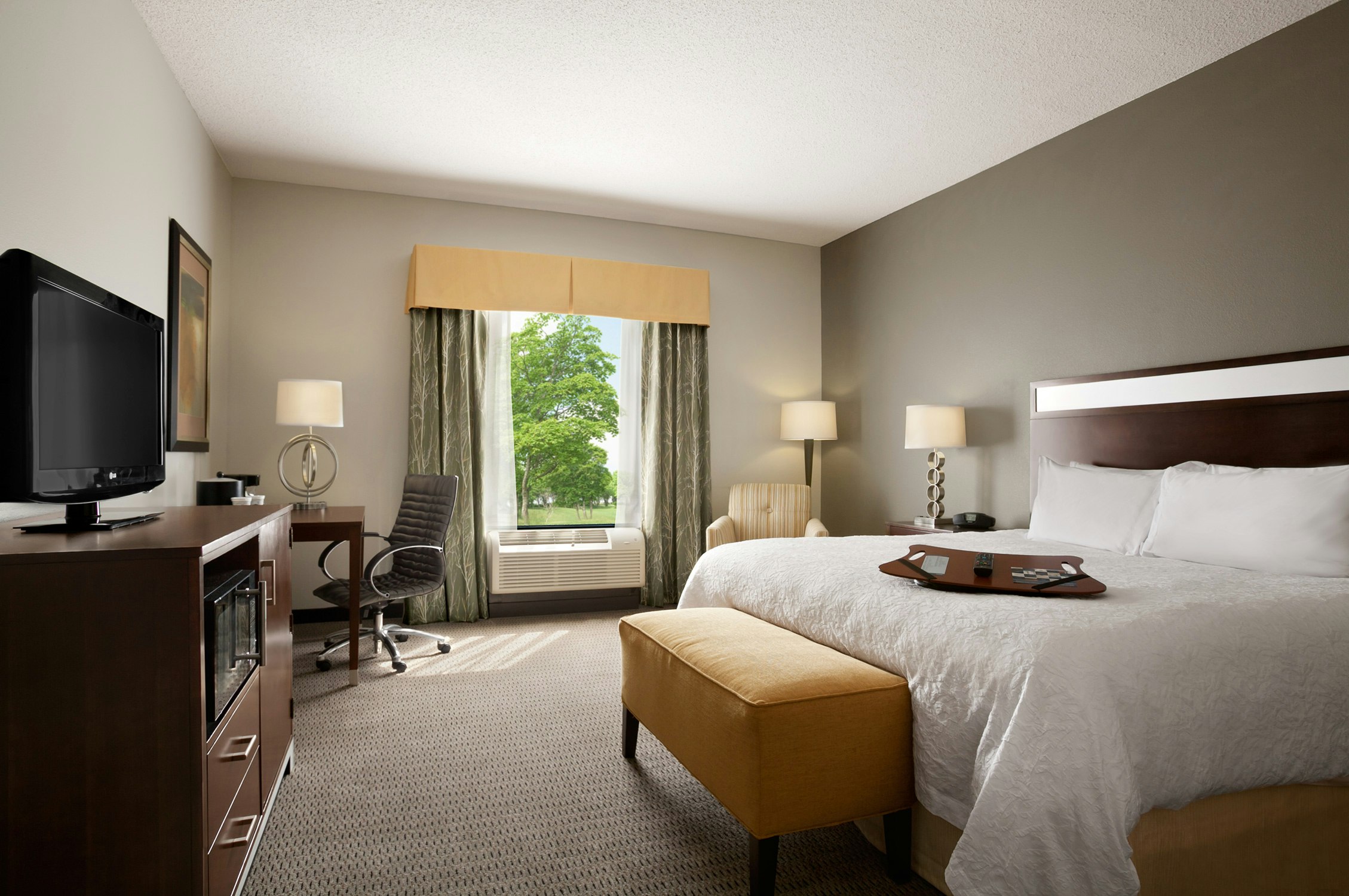 غرفة بسرير كينج
