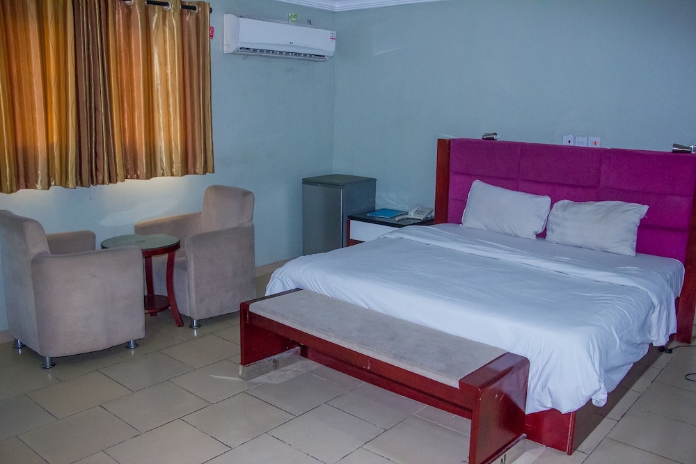 Folade Hotels 7/29