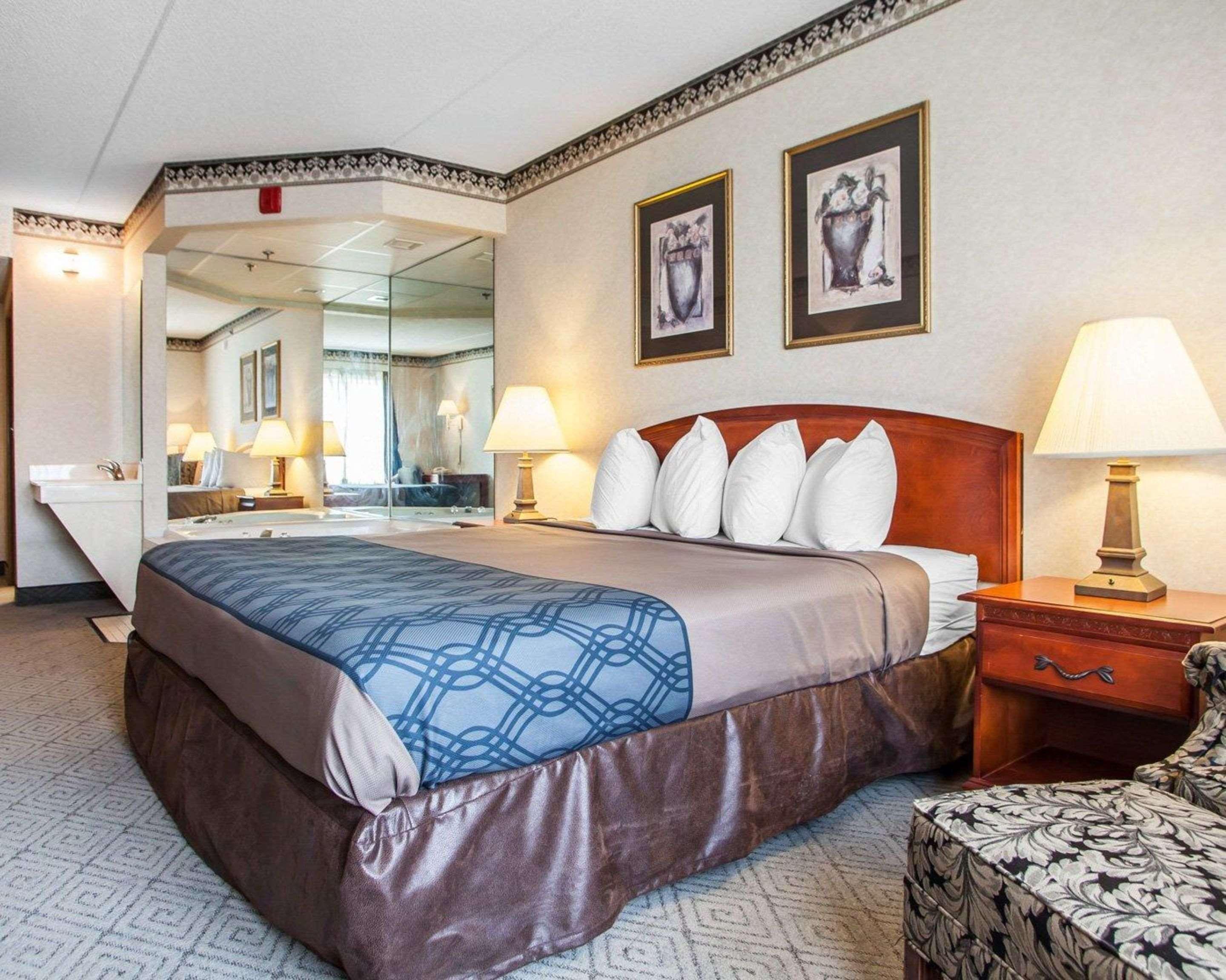 SUITE, KING BED