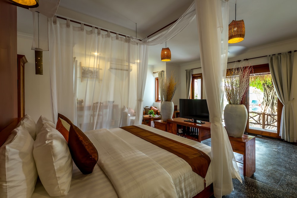 Private, Suite, King Bed, Pool View