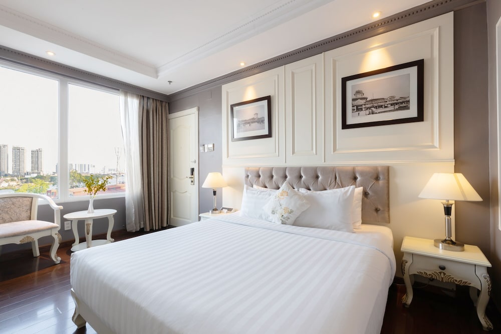EXECUTIVE, DOUBLE OR TWIN BED