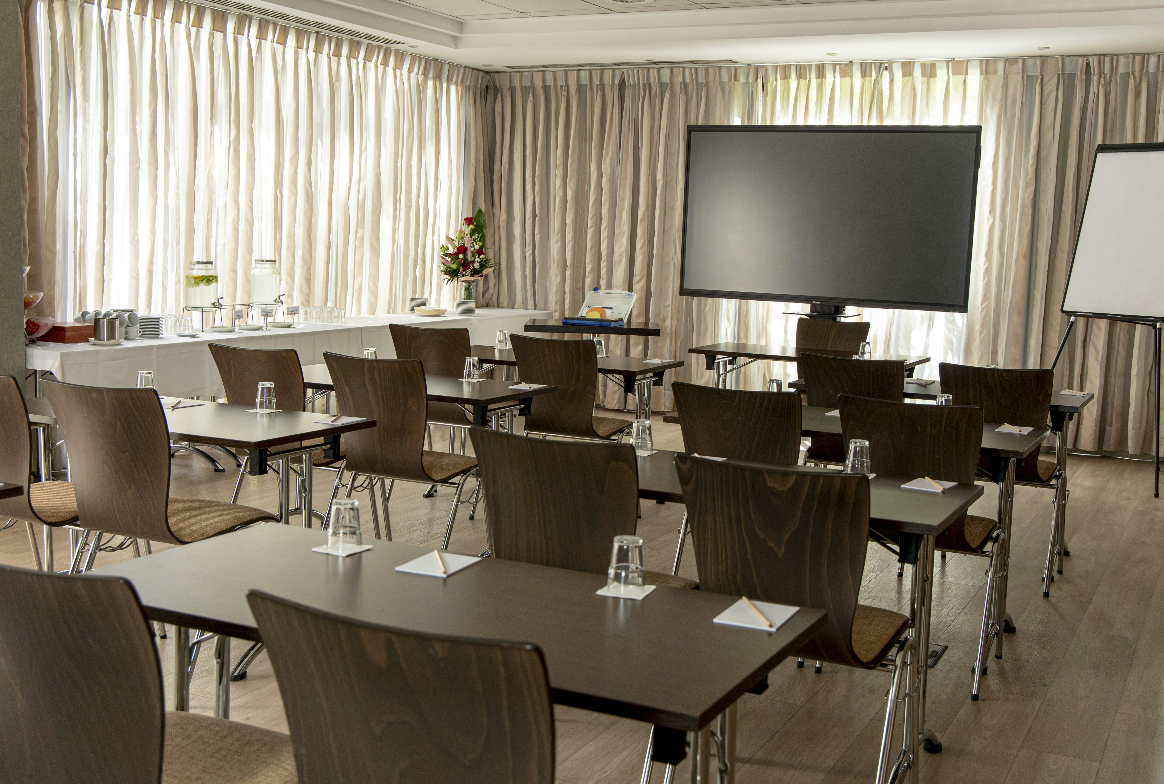 Lions Garden Hotel 90/98