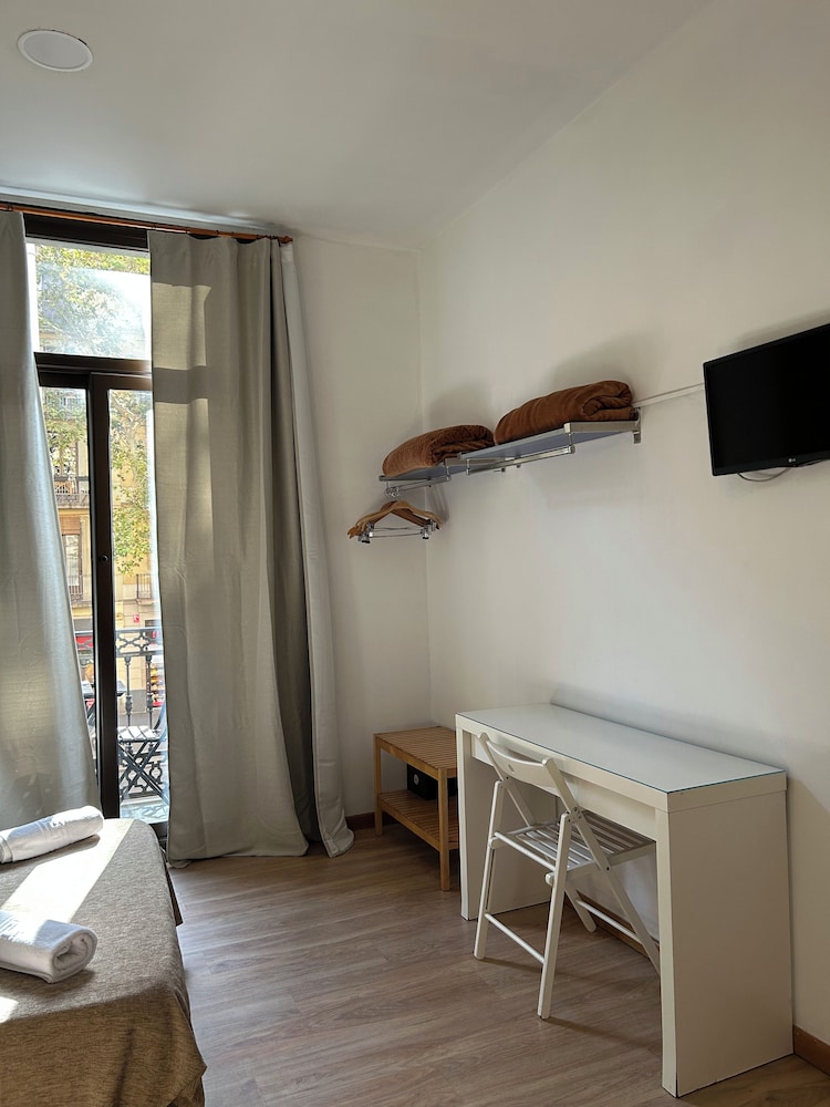 Hostal Delfos 28/49