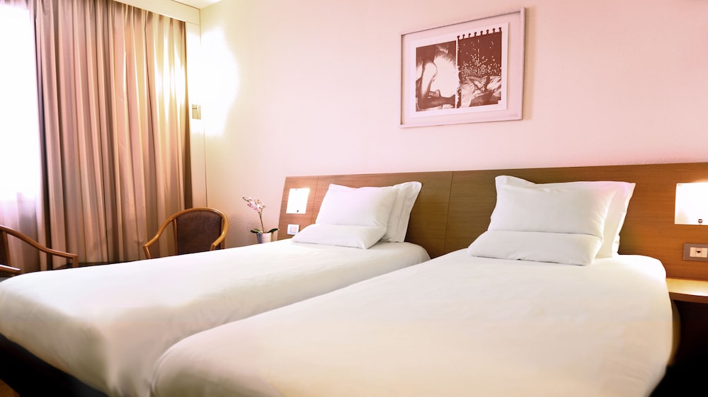 Novotel Roma Est 11/77