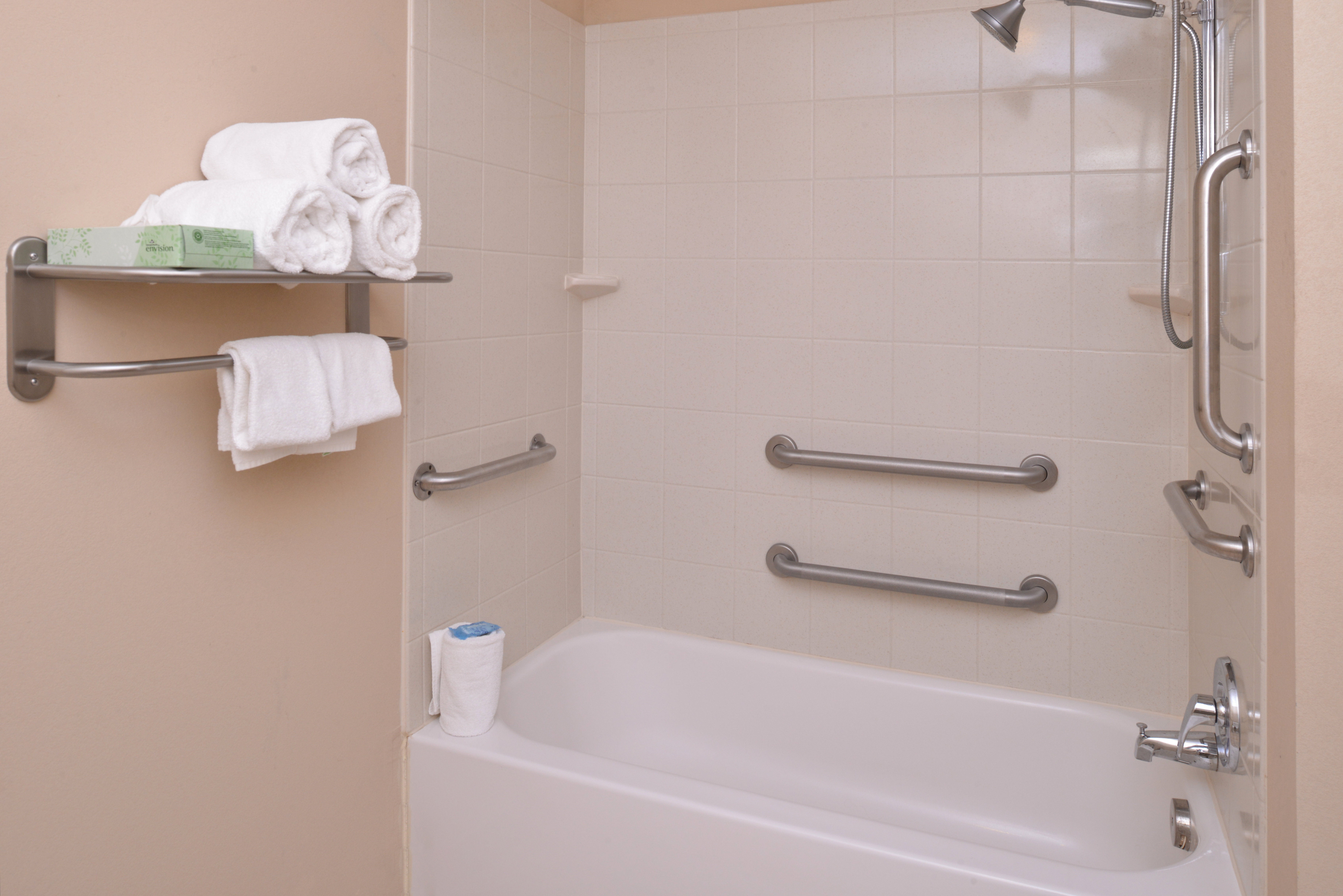Holiday Inn Express Hotel And Suites Fairmont 64/64