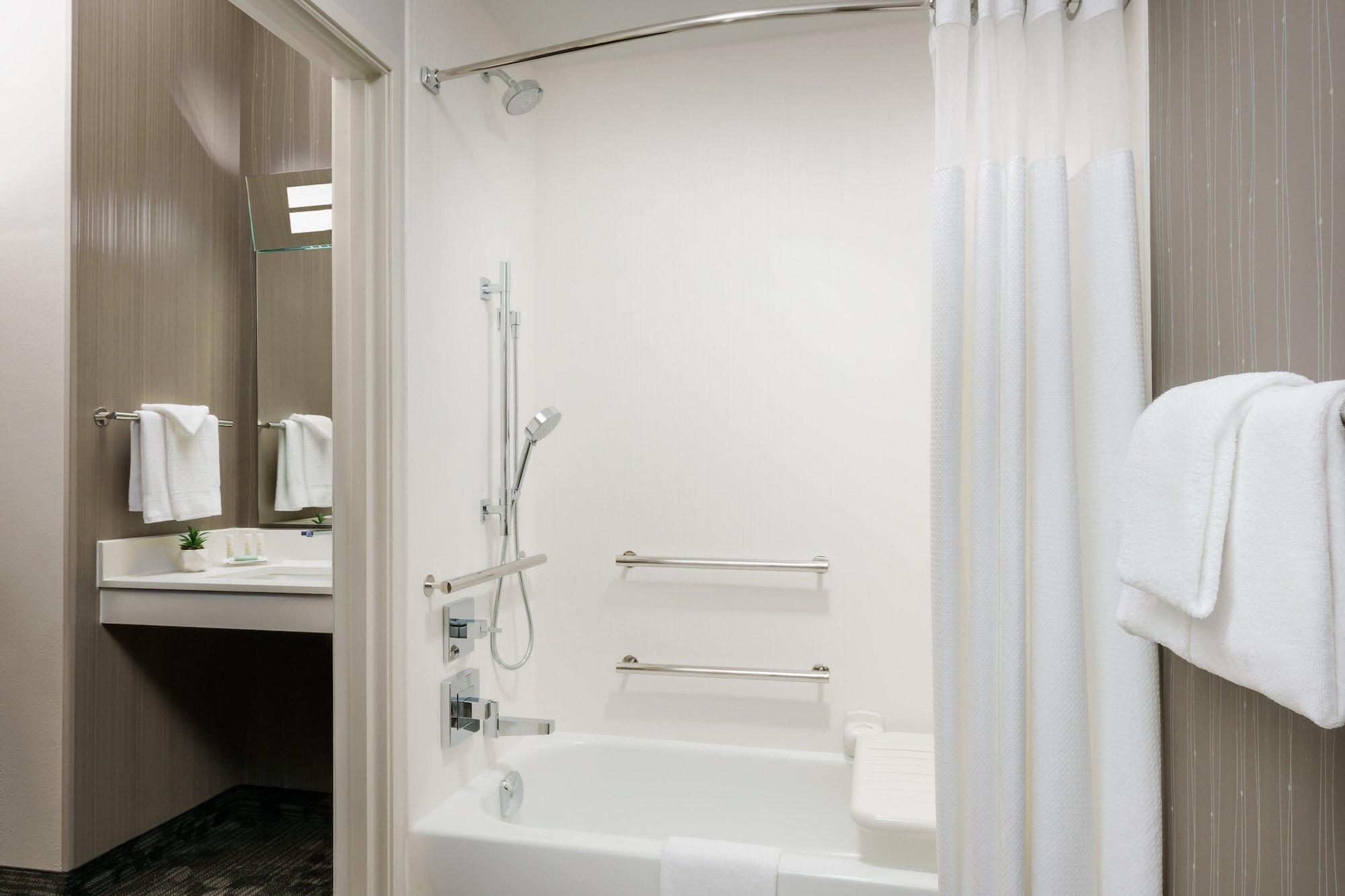 Room, King Bed, Accessible, Courtyard Dallas Lewisville 4/5
