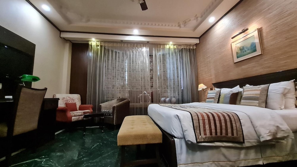 Diplomat Residency 38/46