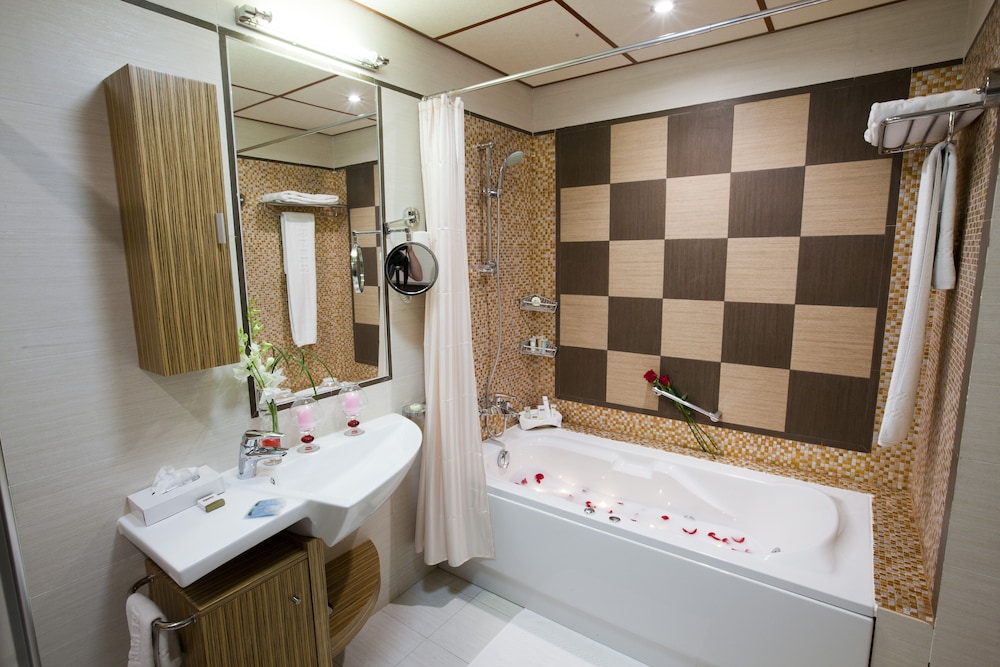 Elite Crystal Hotel 31/75