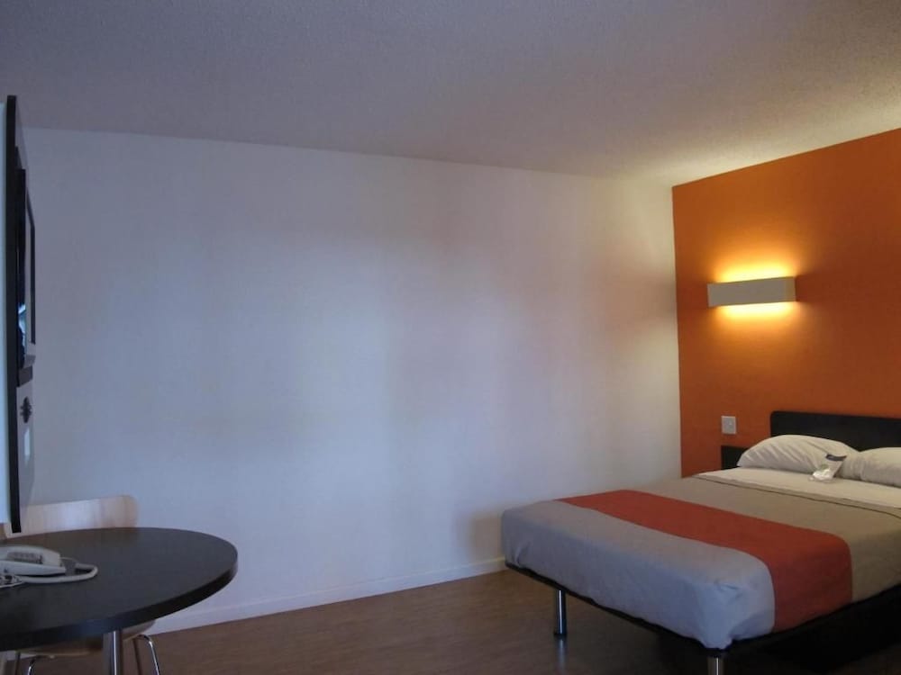Motel6 Baltimore MD 26/44