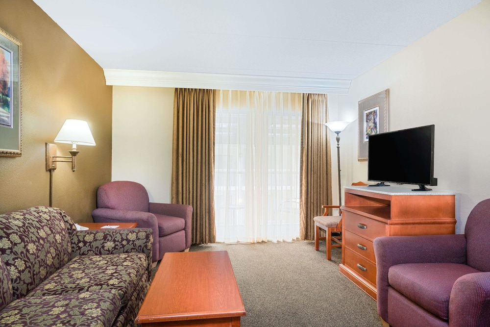 Ramada by Wyndham Plymouth Hotel and Conference Center 39/57