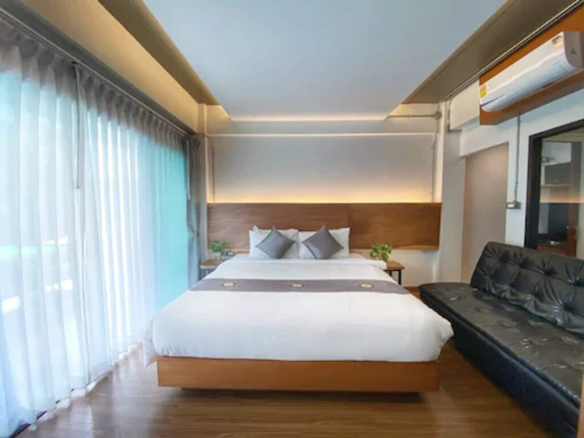 Deluxe, King Bed, Pool Side