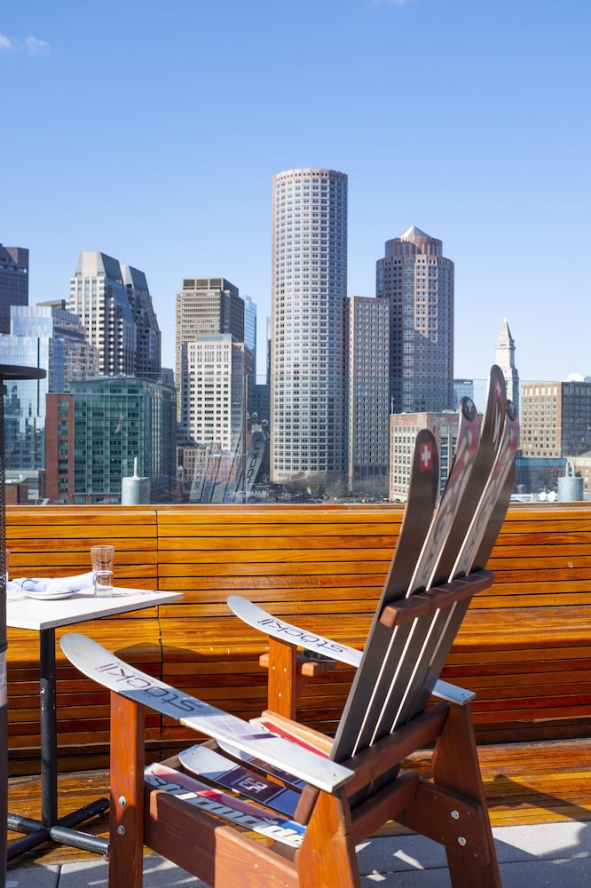 YOTEL Boston, Select by Hilton 76/79