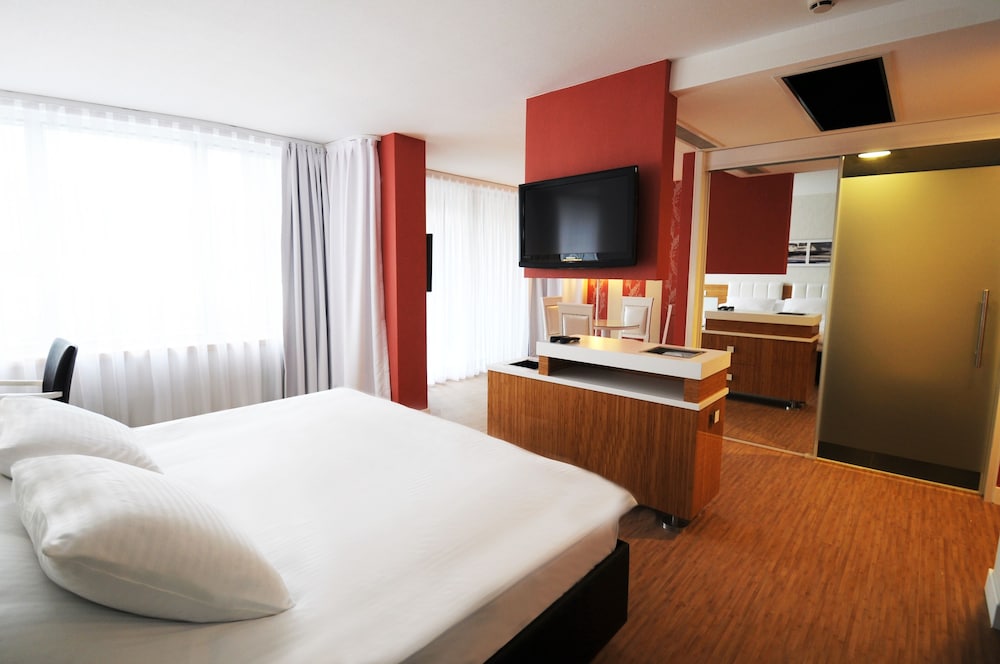 SUITE, CORNER