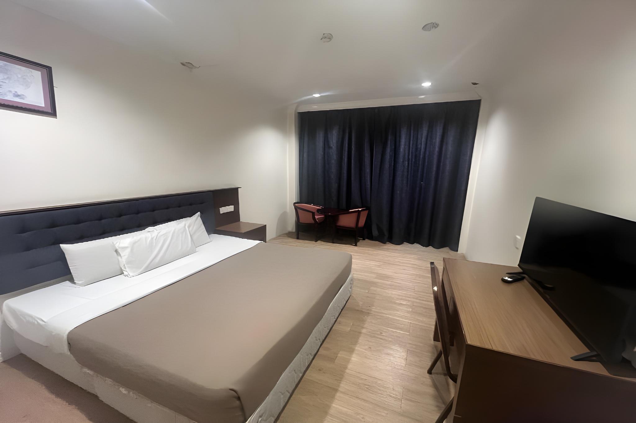 Deluxe, Double or Twin Bed