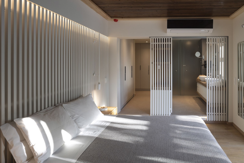 Atrium Hotel 26/48