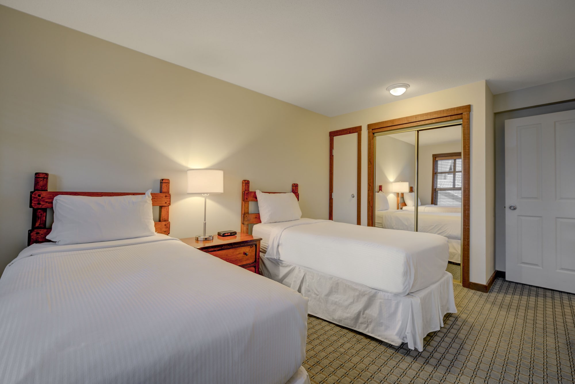 2 BEDROOMS, SLOPE, SUITE, KITCHEN