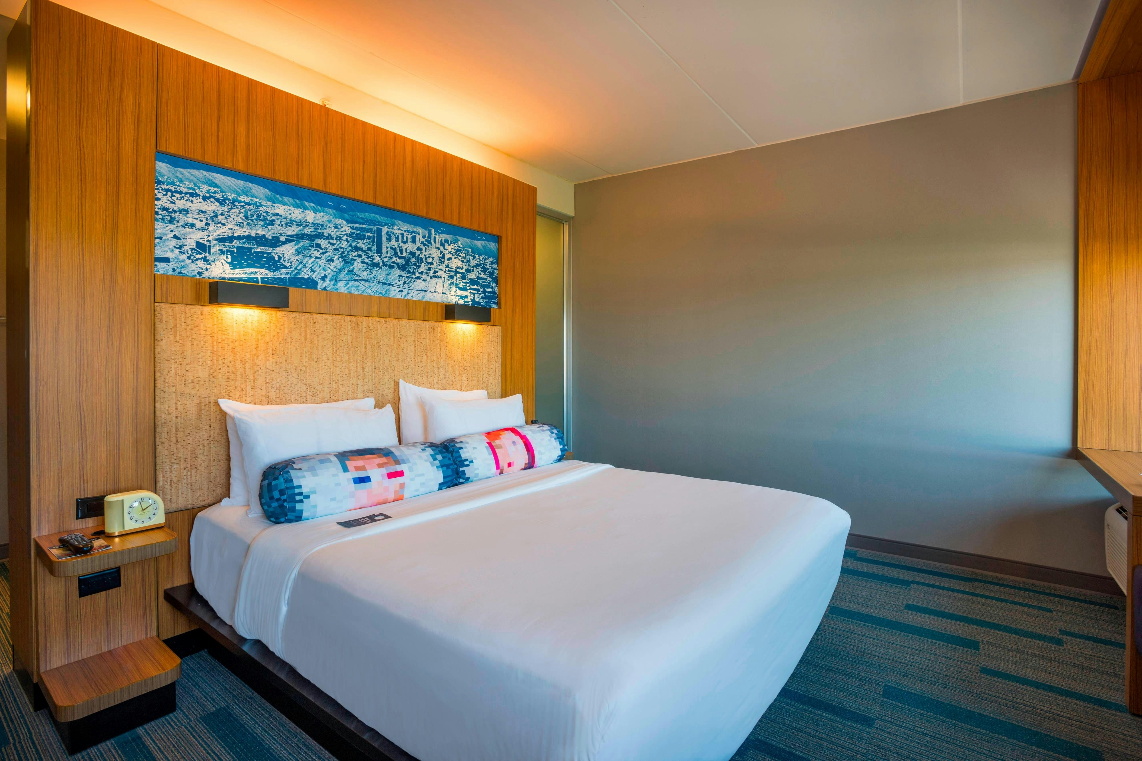 ROOM, KING BED