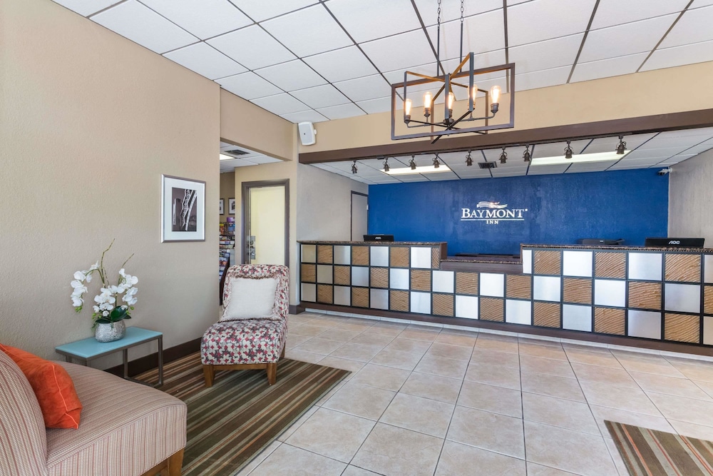 Baymont By Wyndham Sarasota 5/40