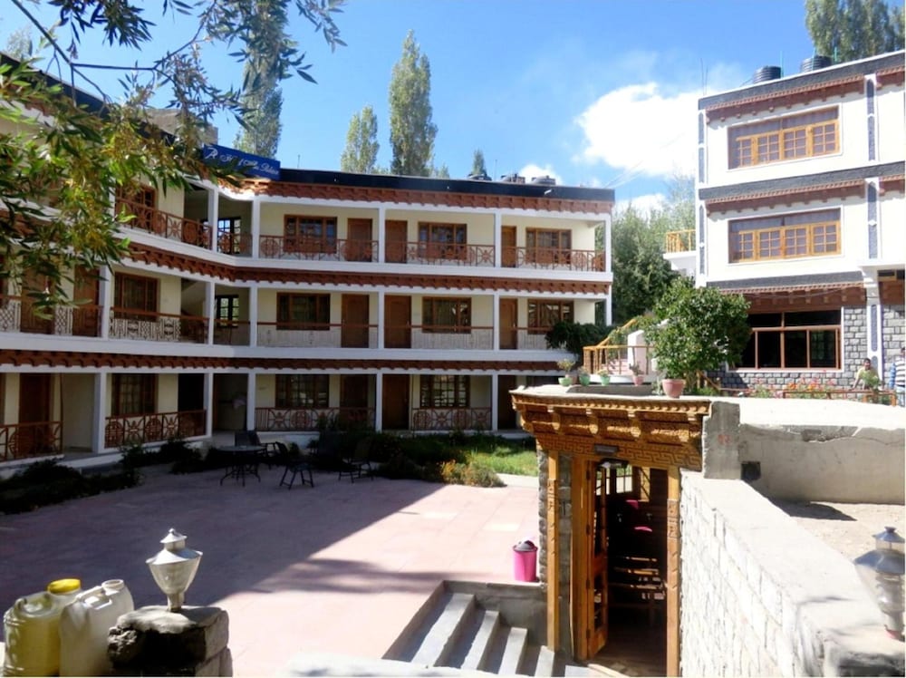 Hotel Abu Palace 45/49