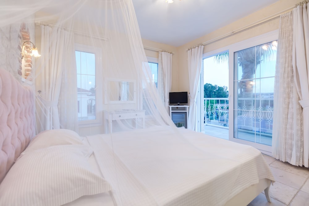 BASIC, DOUBLE BED, CITY VIEW