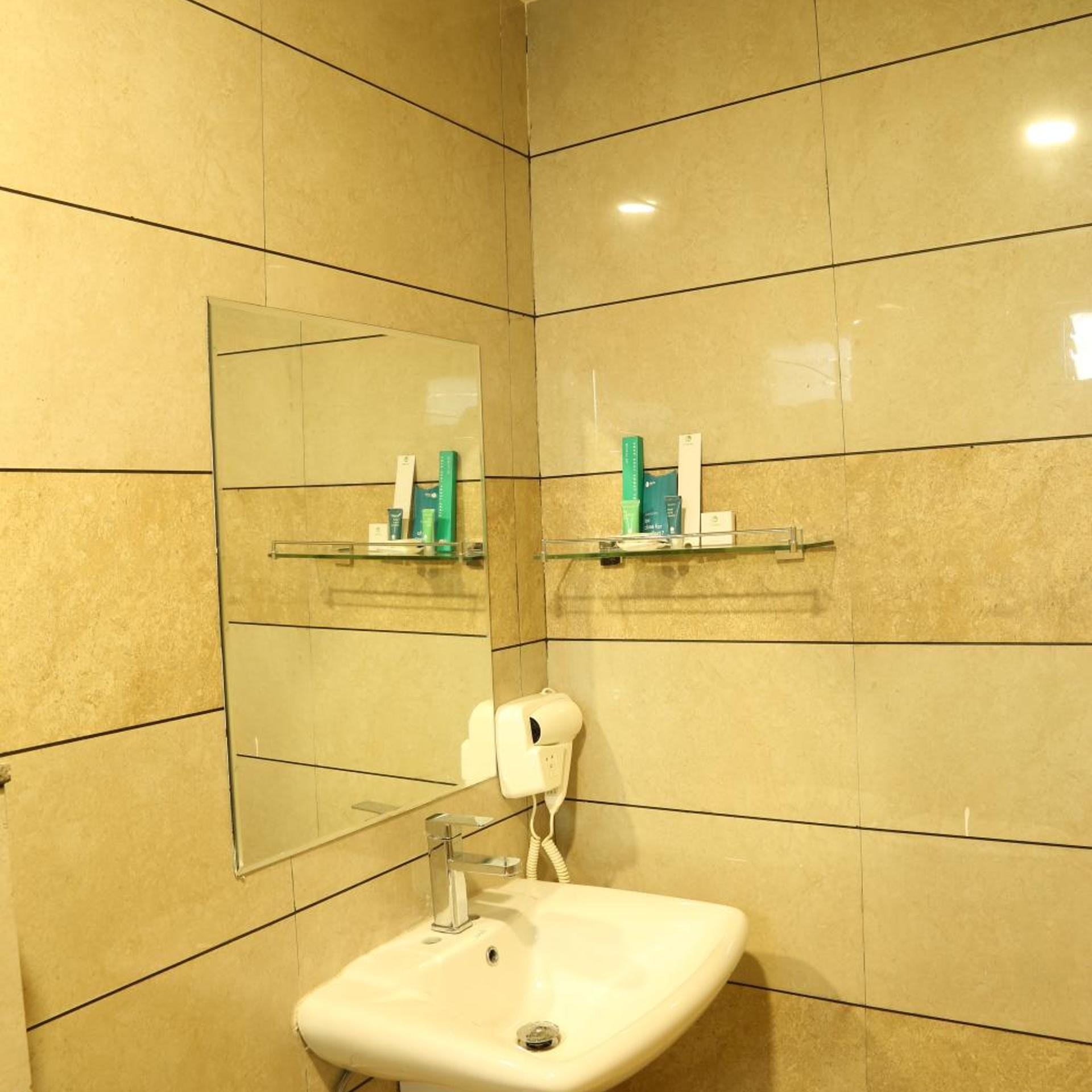 Hotel Reva Regency 33/38