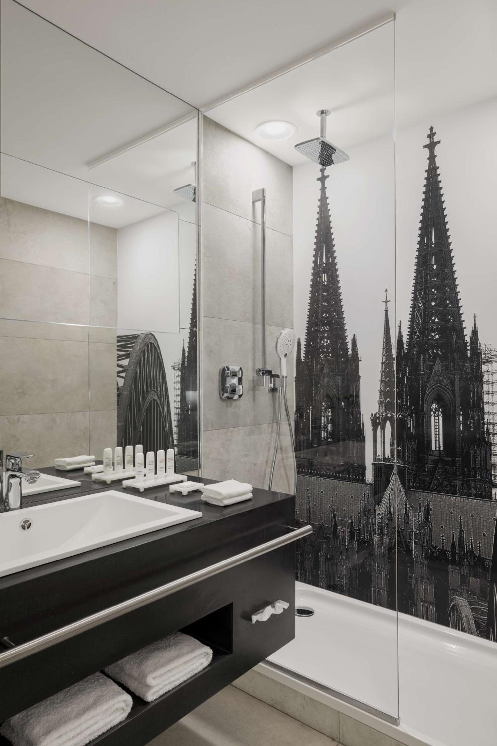 Urban, Suite, Balcony, Radisson Blu Hotel Cologne 4/5