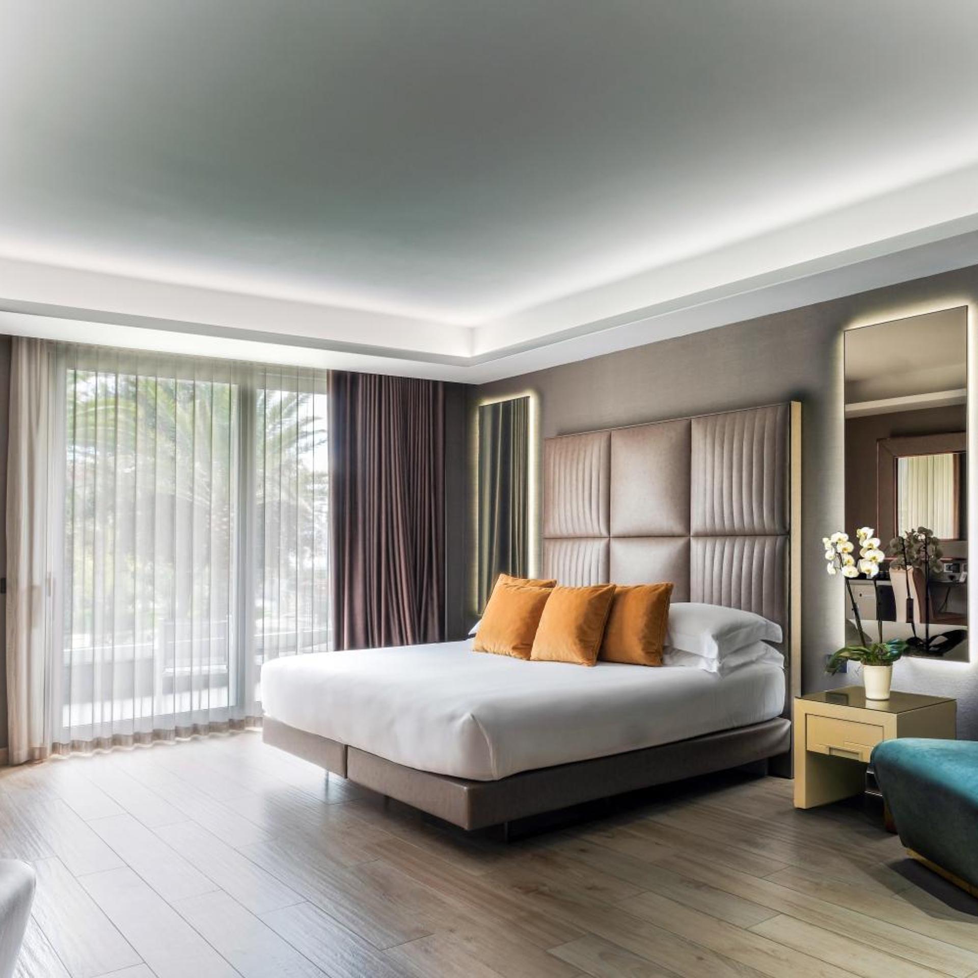 Deluxe, Double or Twin Bed, Lateral Side Sea View