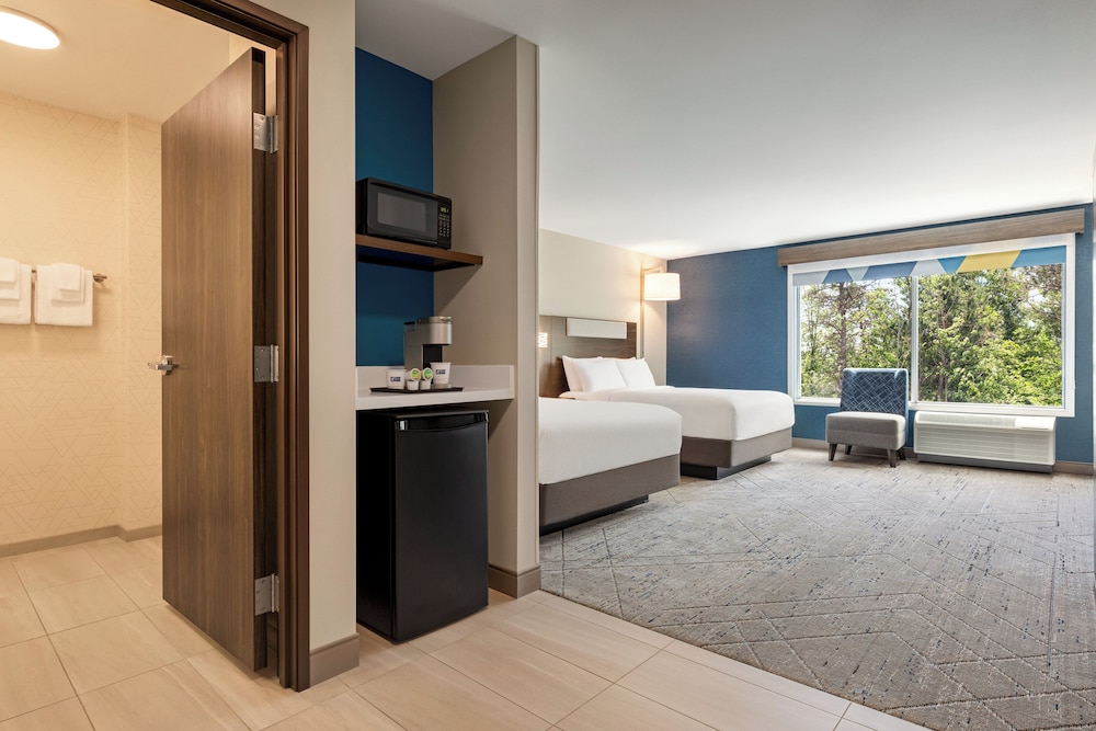 جناح بسريرين كوين بحوض استحمام لذوي الإعاقة، Holiday Inn Express & Suites Rhinelander, an IHG Hotel 4/7
