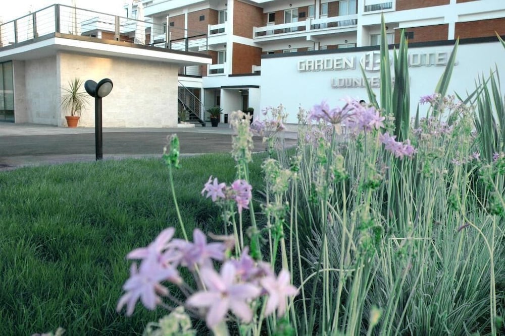 Garden Hotel 39/44