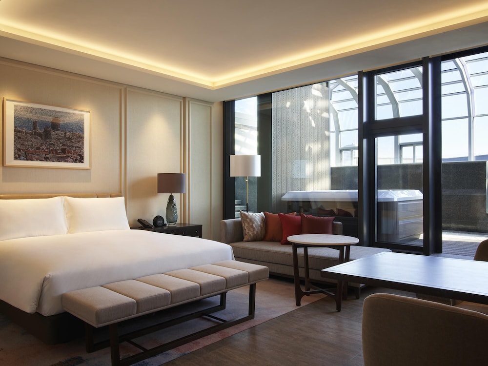 Suite, King Bed, Pool Side