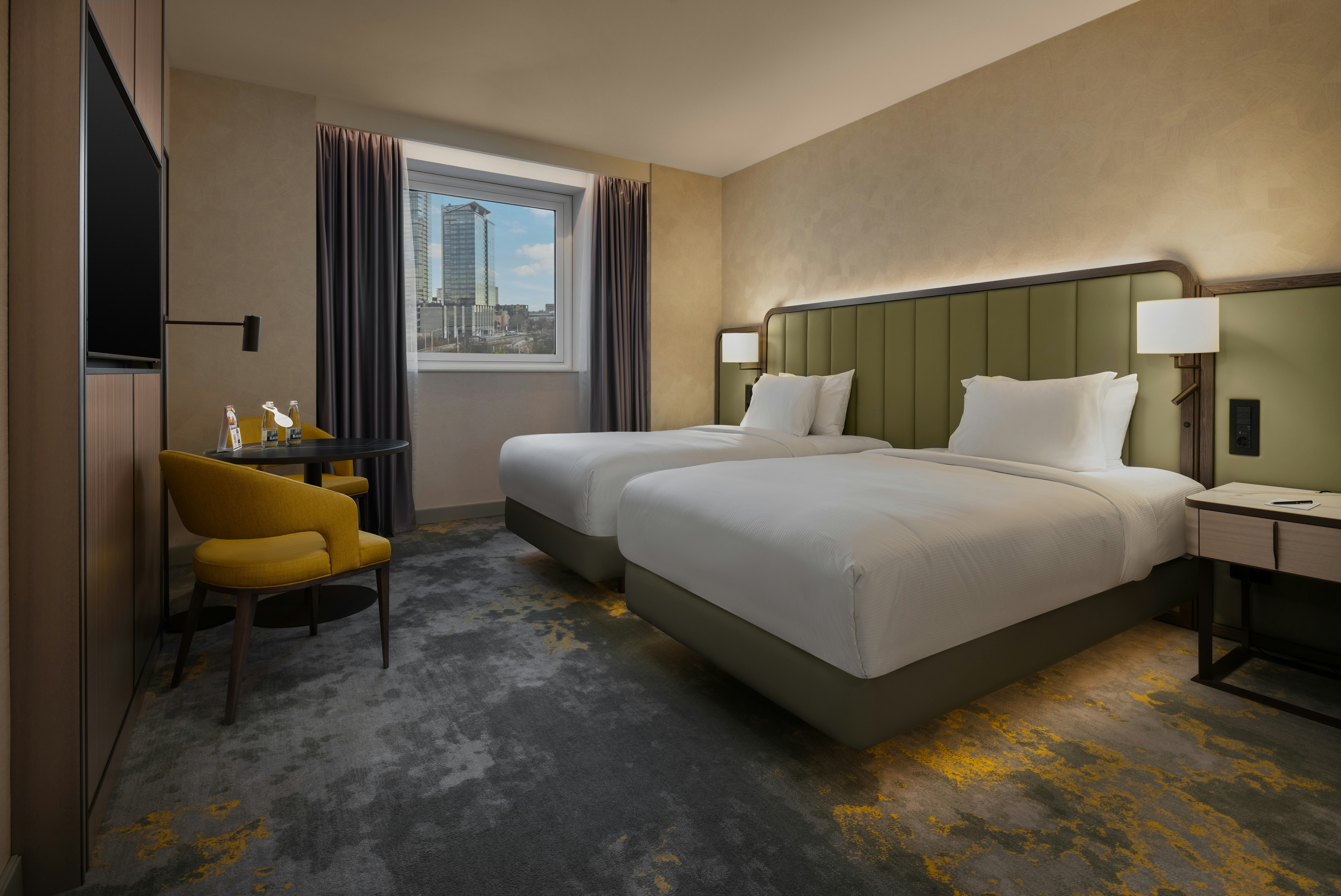 EXECUTIVE, TWIN BEDS