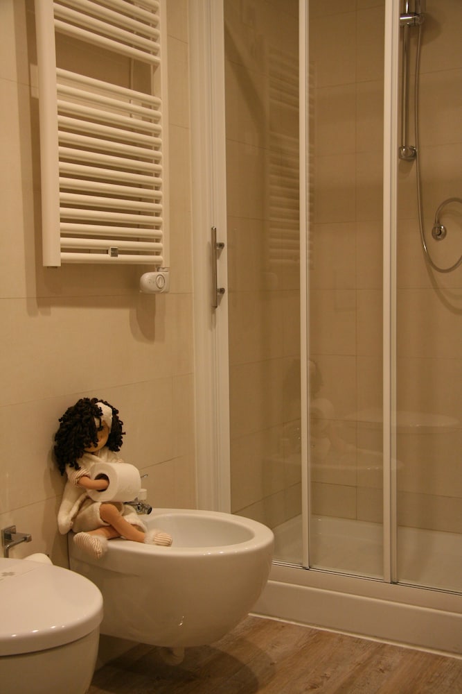 غرفة بسرير كوين