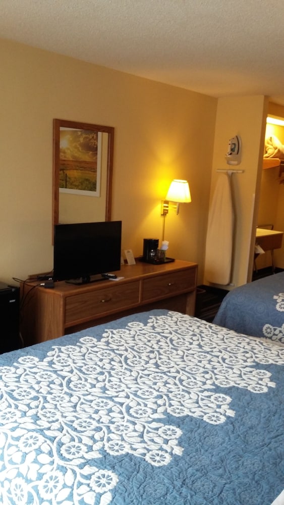 Days Inn by Wyndham Johnson Creek 10/33