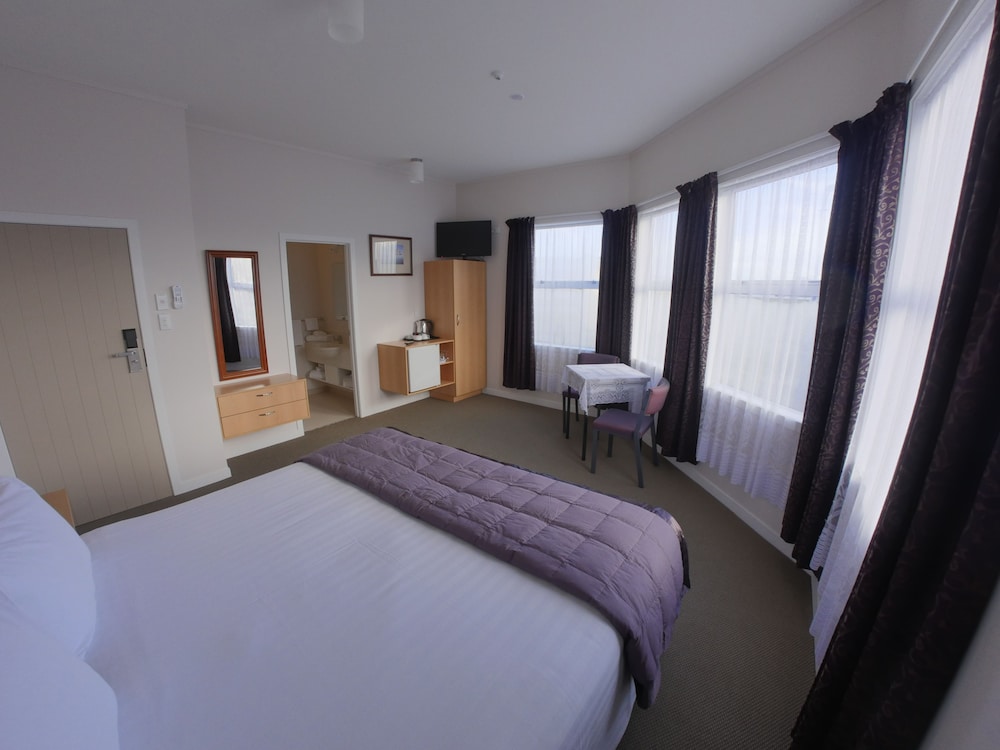 DELUXE, KING BED