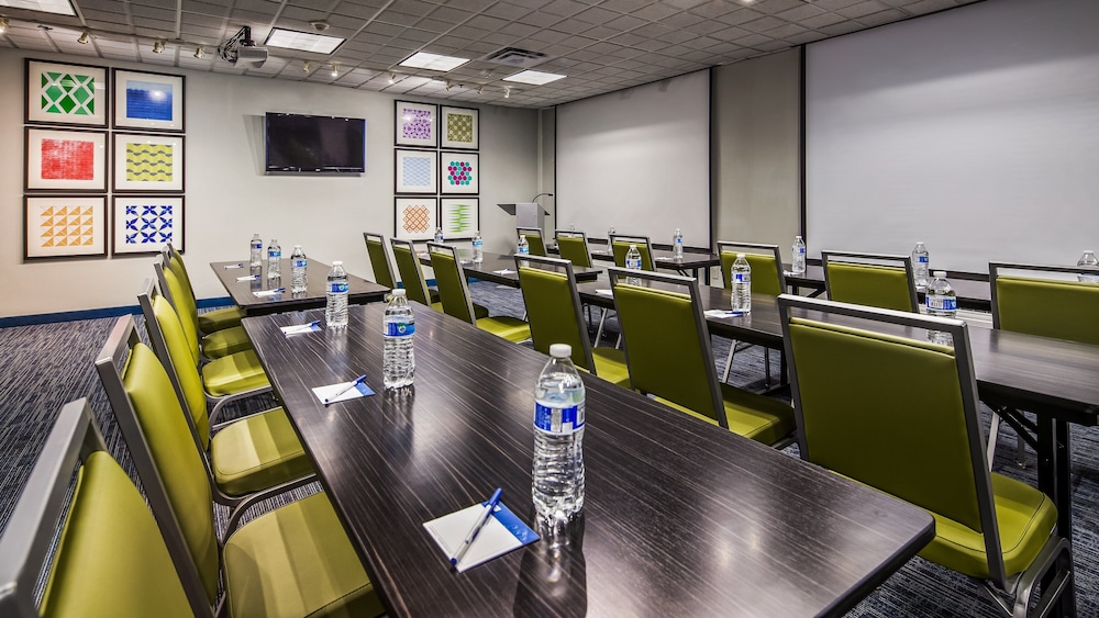 Holiday Inn Express Hotel And Suites Detroit Farmington Hills 48/53