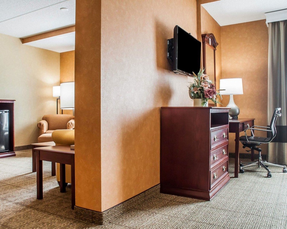 Quality Inn Near Walden Galleria Mall 28/36