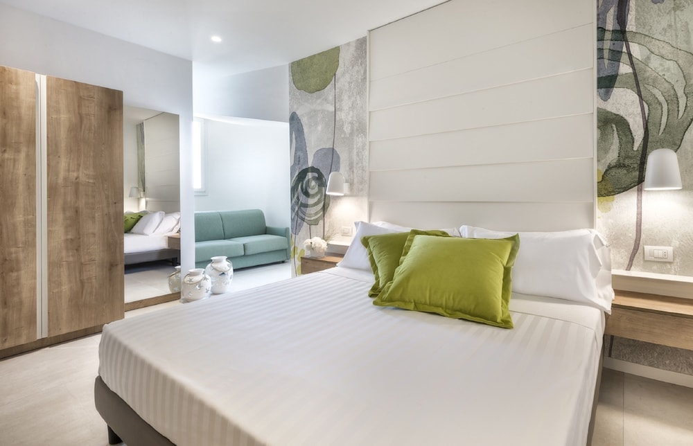 SUPERIOR, MULTIPLE BEDS, PARTIAL SEA VIEW