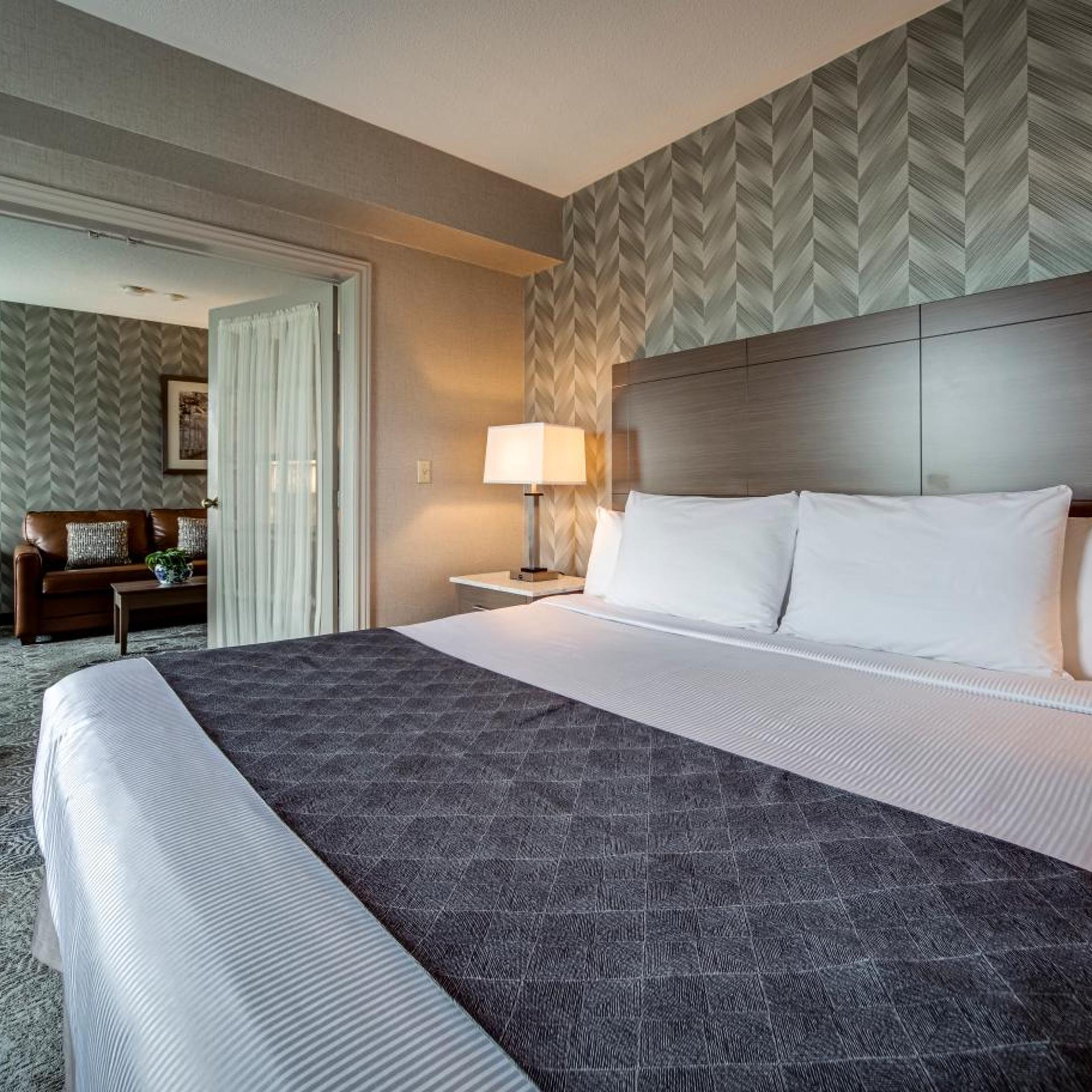 Deluxe, Suite, King Bed, Living Area, Jetted Tub