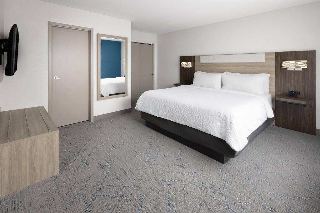 Suite, King Bed, Extra Floor Space, Sofa