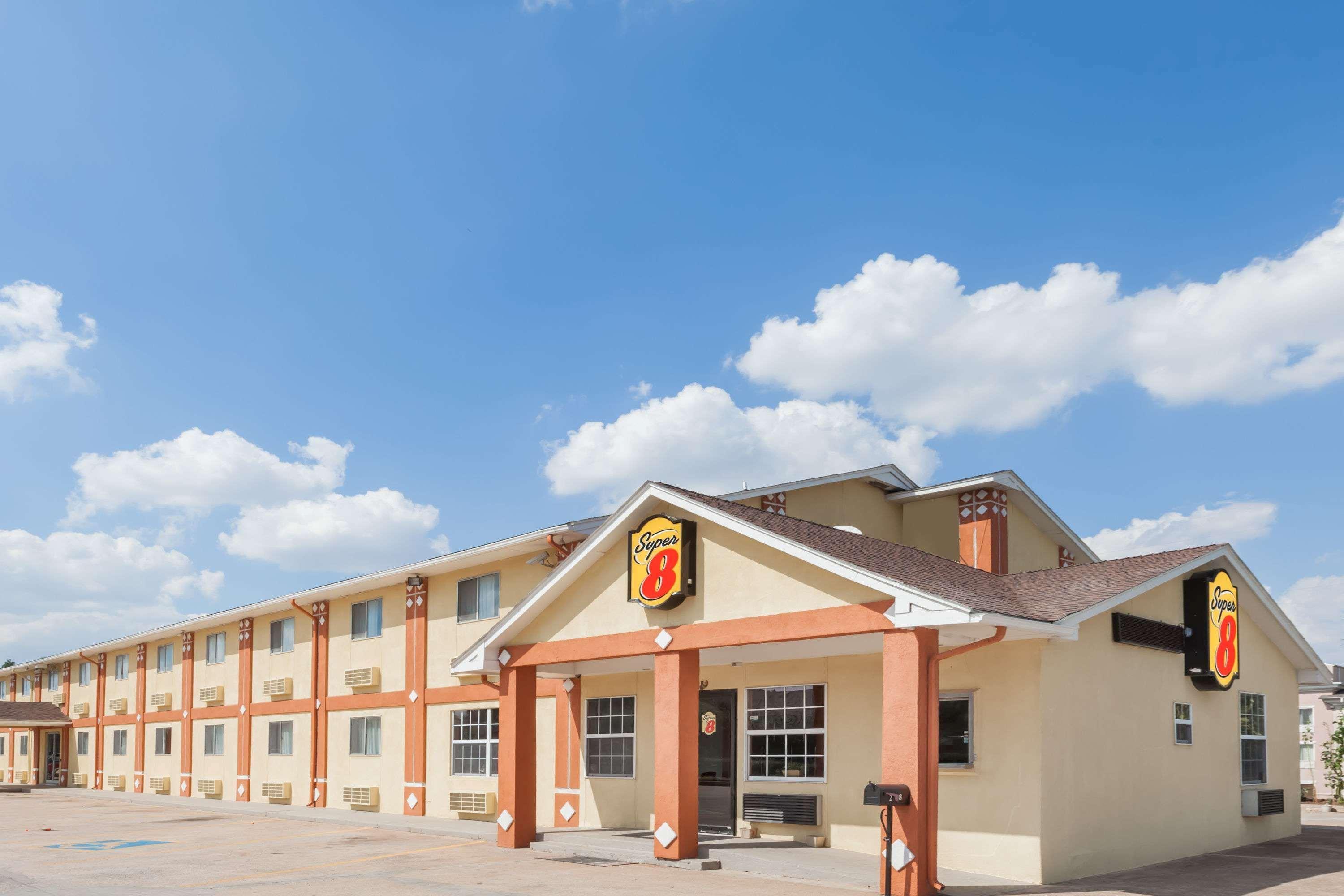 Super 8 By Wyndham Chickasha 2/28