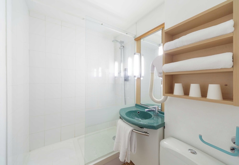 غرفة قياسية ثلاثية بسرير مزدوج وسرير فردي، B&B HOTEL Lourdes Centre Gare 3 etoiles 4/5