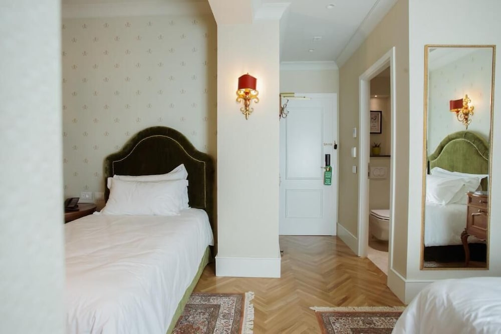 Ebel Boutique Hotel Tirana 10/50