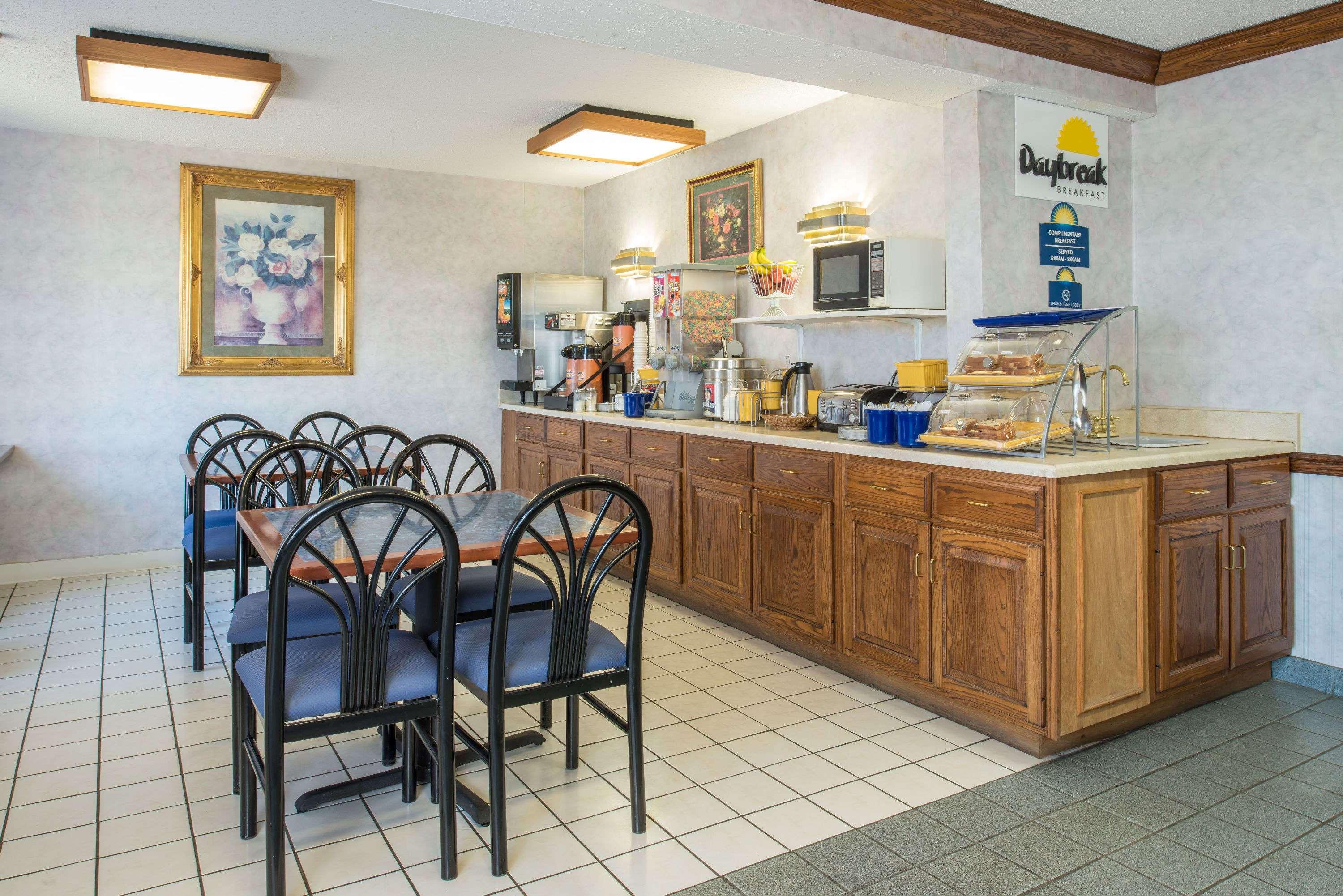 Days Inn By Wyndham Pontoon Beach 13/17