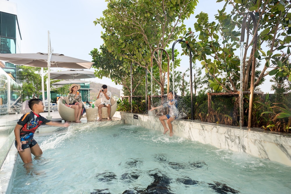 Holiday Inn Suites Siracha Laemchabang 3/78