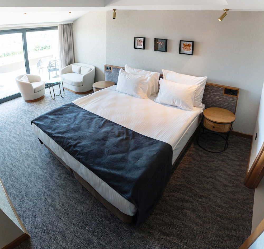 DELUXE, DOUBLE OR TWIN BED