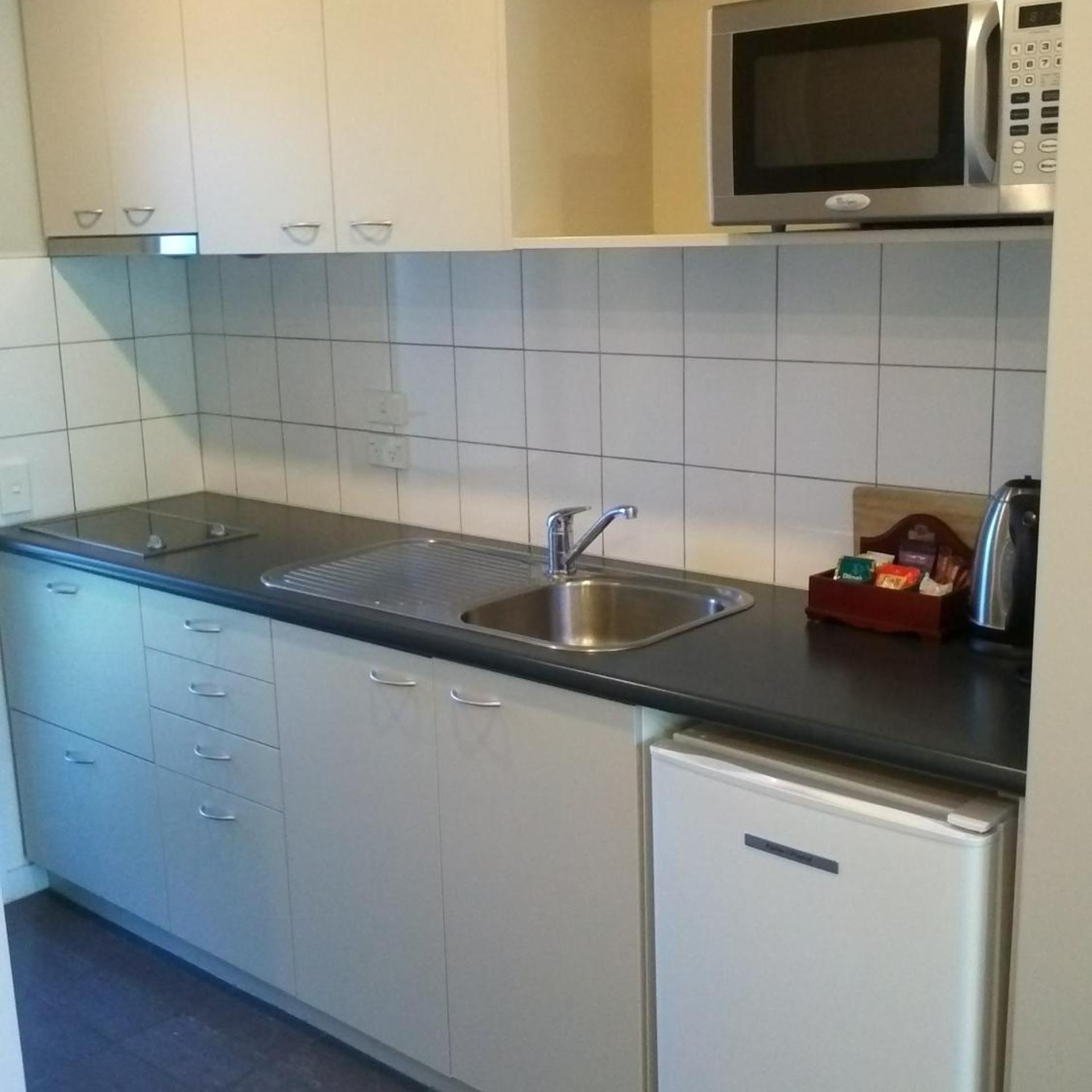 AZENA MOTEL 12/50