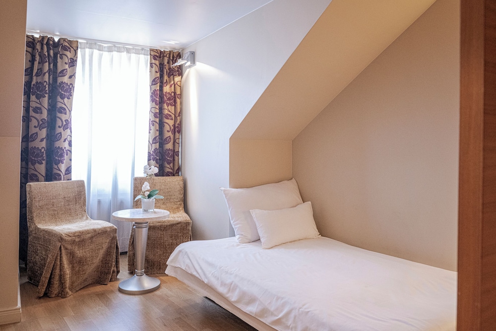 Mansard, Family, King Bed, Sofa