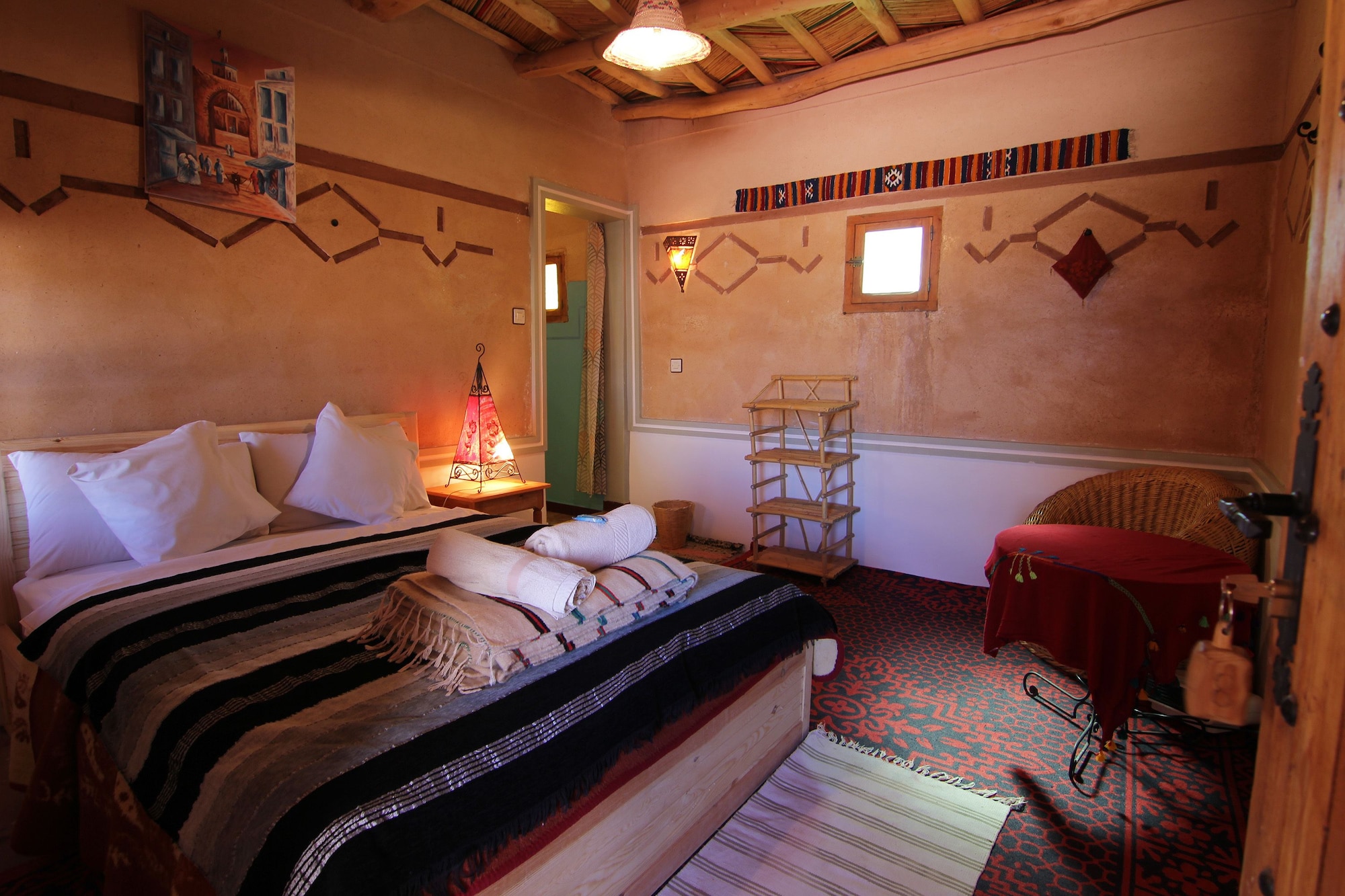 Comfort, Queen Bed, Valley View