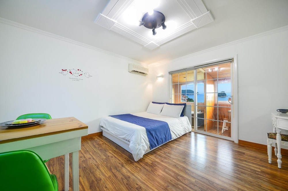 1 Bedroom, Emerald, Basic, Double Bed